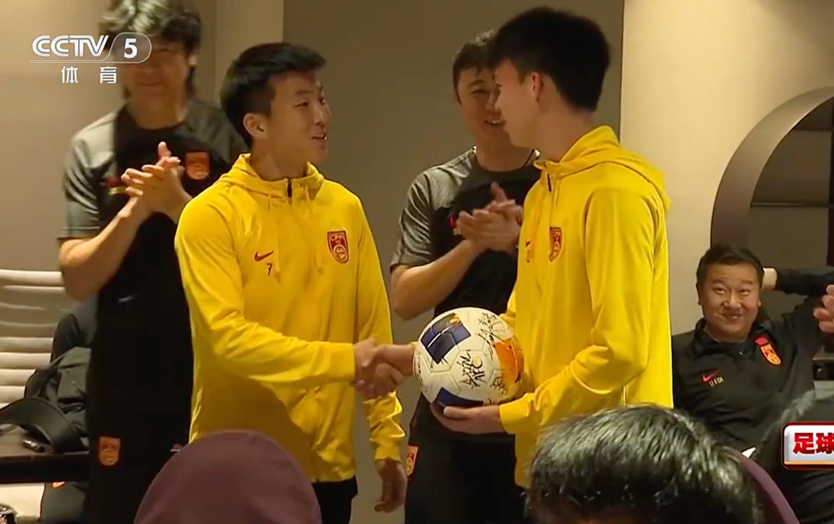 欧宝体育-陶强龙在上届U23亚洲杯向王钰栋赠球，寄语他这届带队出线